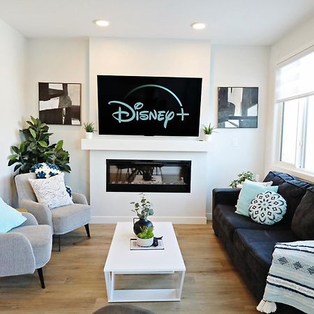 Stylish Home With 3 King Beds,Garage,Disney+ Edmonton Kültér fotó