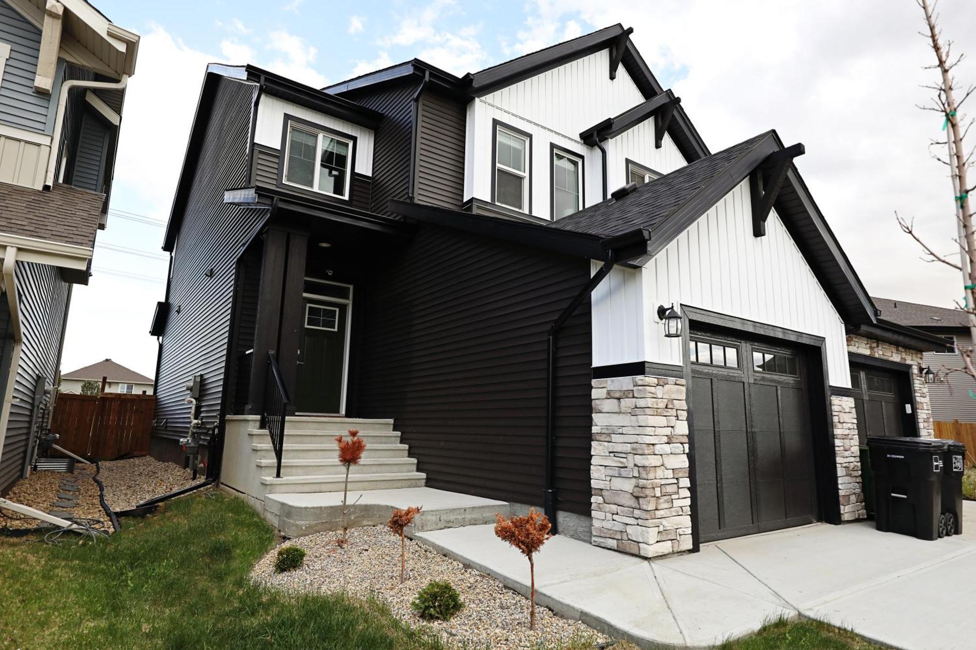 Stylish Home With 3 King Beds,Garage,Disney+ Edmonton Kültér fotó